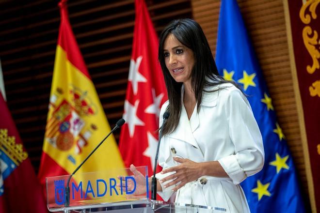 Begoña Villacís en rueda de prensa luciendo una gabardina blanca
