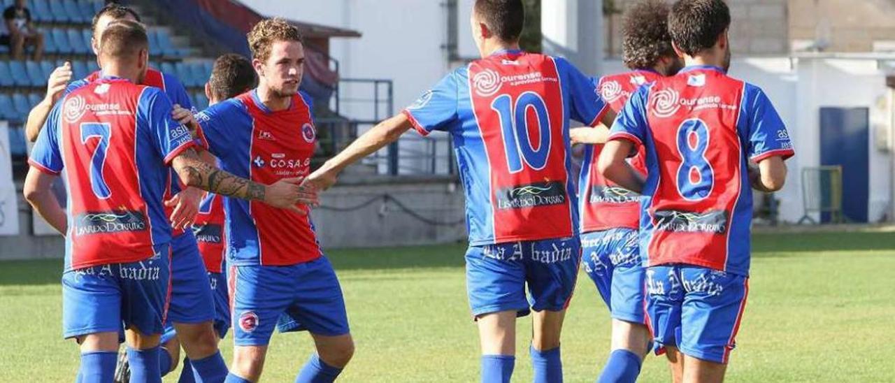 Los jugadores de la Unión Deportiva Ourense, festejando un gol en el campo de O Couto. // Iñaki Osorio