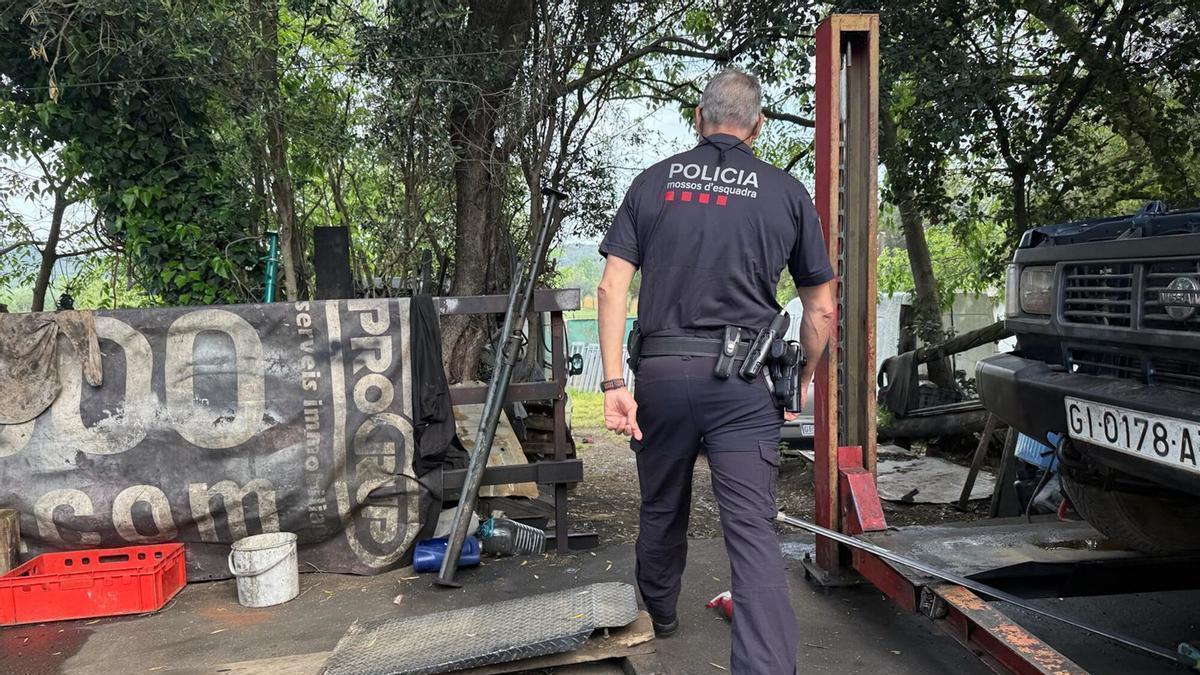 Vídeo | Els agents de la URMA en una inspecció a un taller il·legal a les comarques gironines