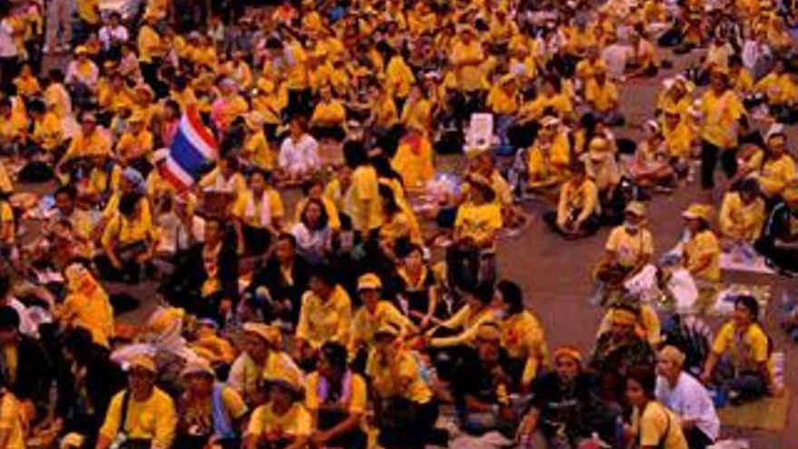 El aeropuerto de Bangkok suspende los vuelos de salida tras la irrupción de manifestantes