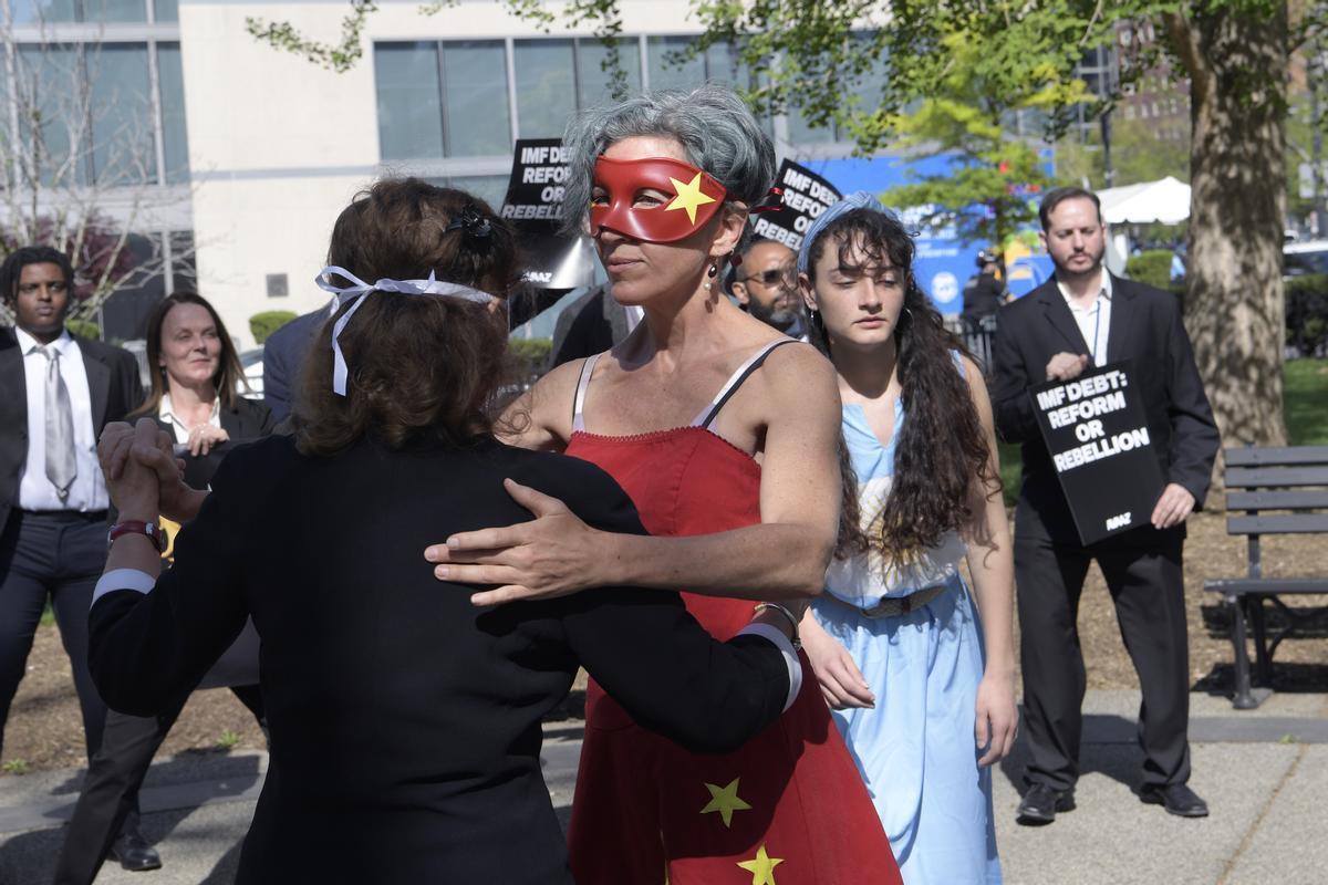 Dos bailarinas, una representando al FMI y otra a China, bailan tango en un acto de protesta para concienciar sobre el elevado endeudamiento de países vulnerables.