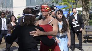 Dos bailarinas, una representando al FMI y otra a China, bailan tango en un acto de protesta para concienciar sobre el elevado endeudamiento de países vulnerables.