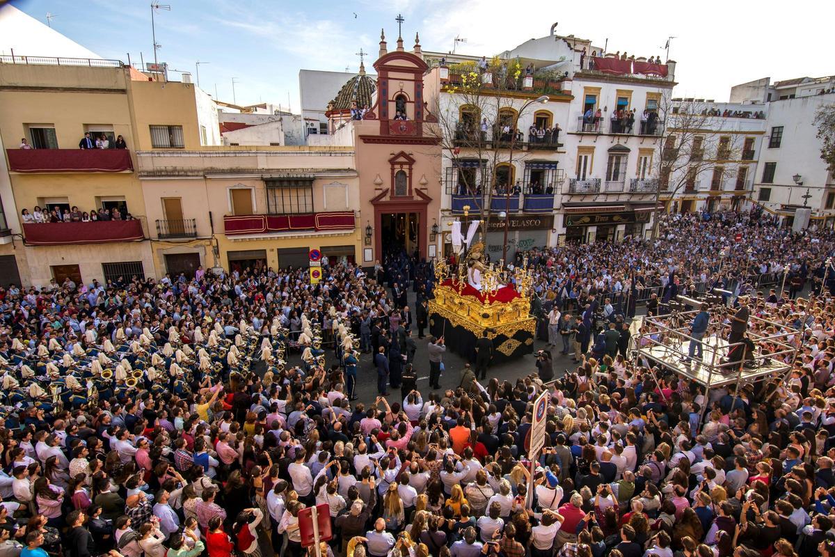 El Cristo de La Misericordia de la Hermandad de El Baratillo saliendo de su templo.