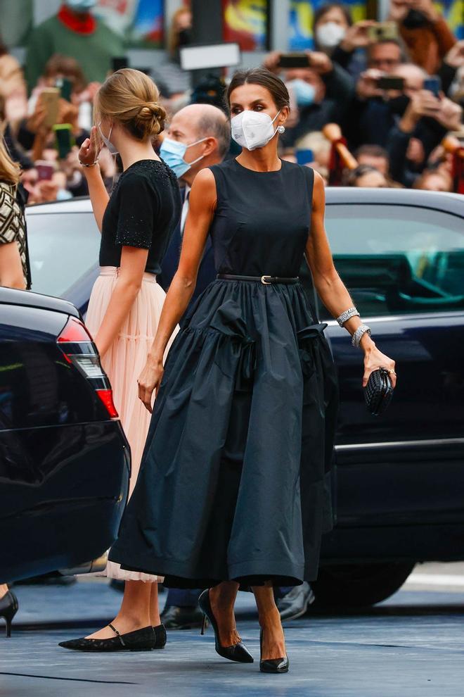 Reina Letizia con vestido negro de The 2nd Skin Co en los premios princesa de Asturias