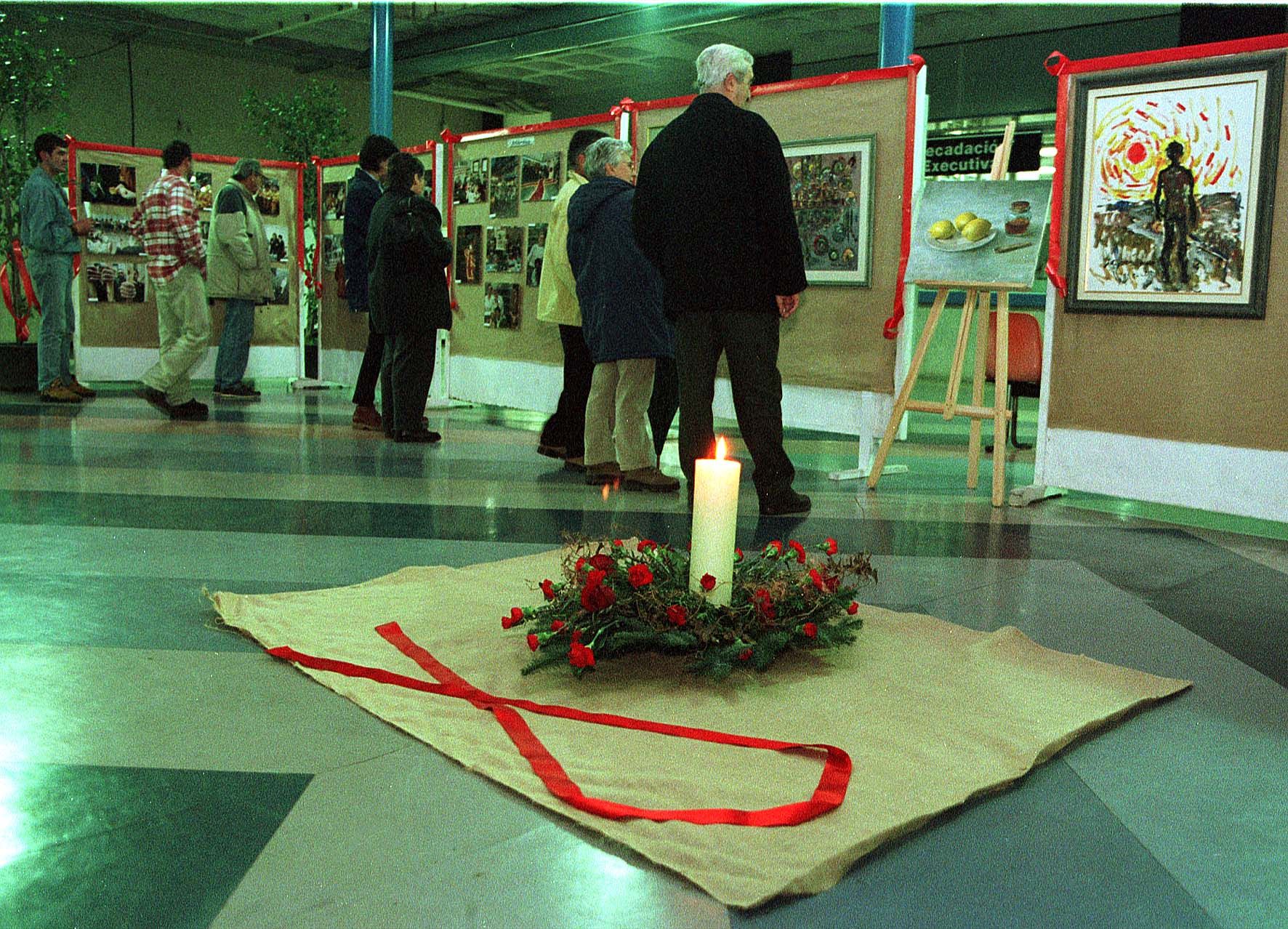 Exposición organizada por el grupo Imán de Vigo con motivo del Día Mundial de la Lucha contra el VIH Sida en 1999