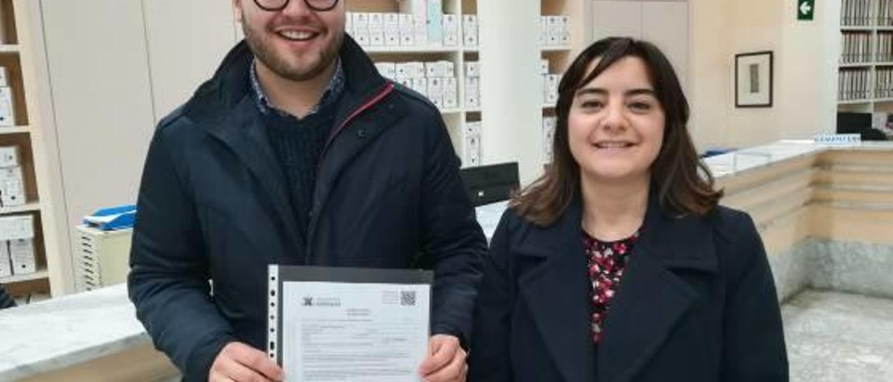 Calabuig y Alberola con el escrito presentado en el ayuntamiento.