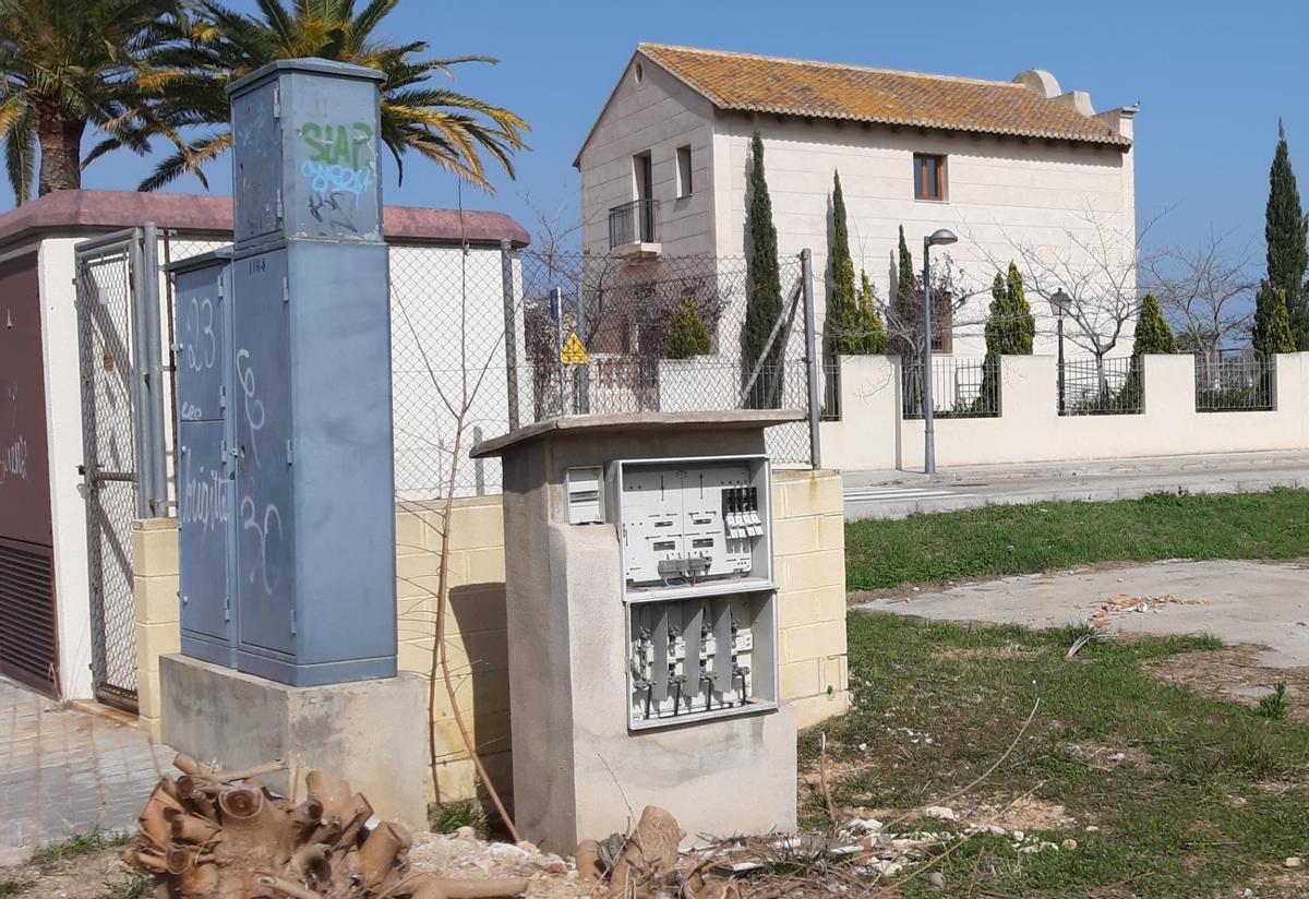 Los delincuentes reventaron el cuadro eléctrico. Al fondo, el chalet del Doctor Bartual.