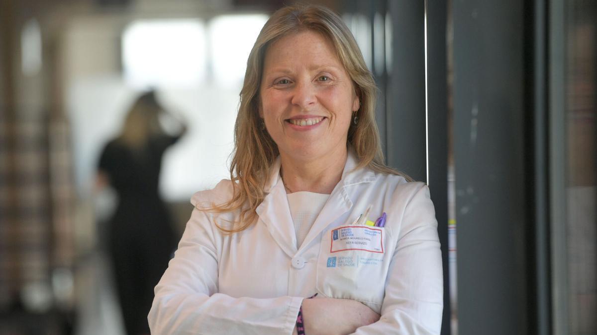 La doctora Mónica Mourelo Fariña, en el Hospital Universitario de A Coruña (Chuac).