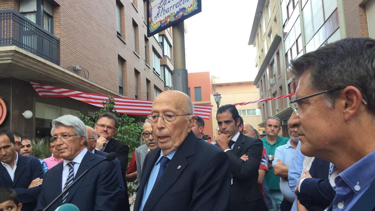 Lázaro Albarracín, durante la inauguración de la plaza con su nombre en Lorca