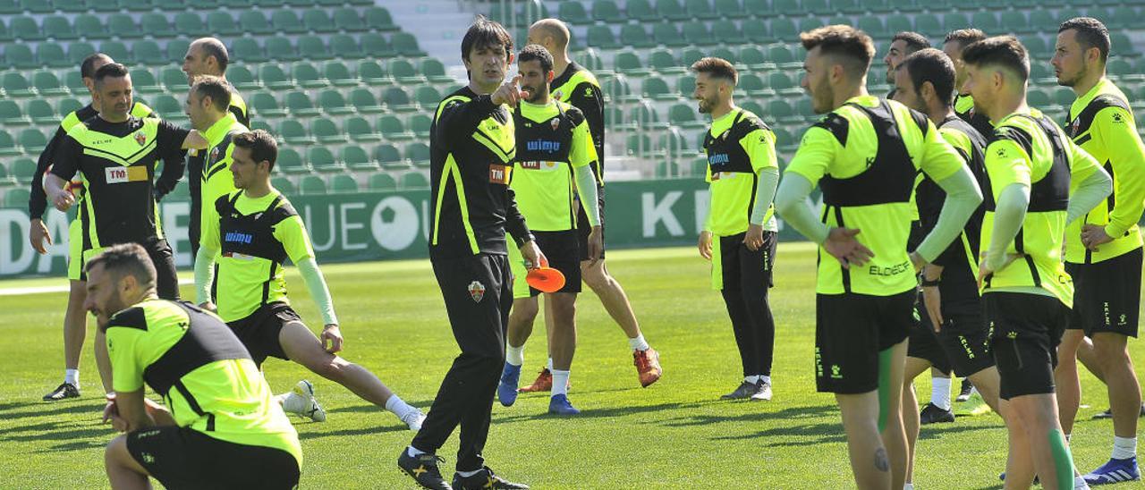 Pacheta dando instrucciones, en un entrenamiento.