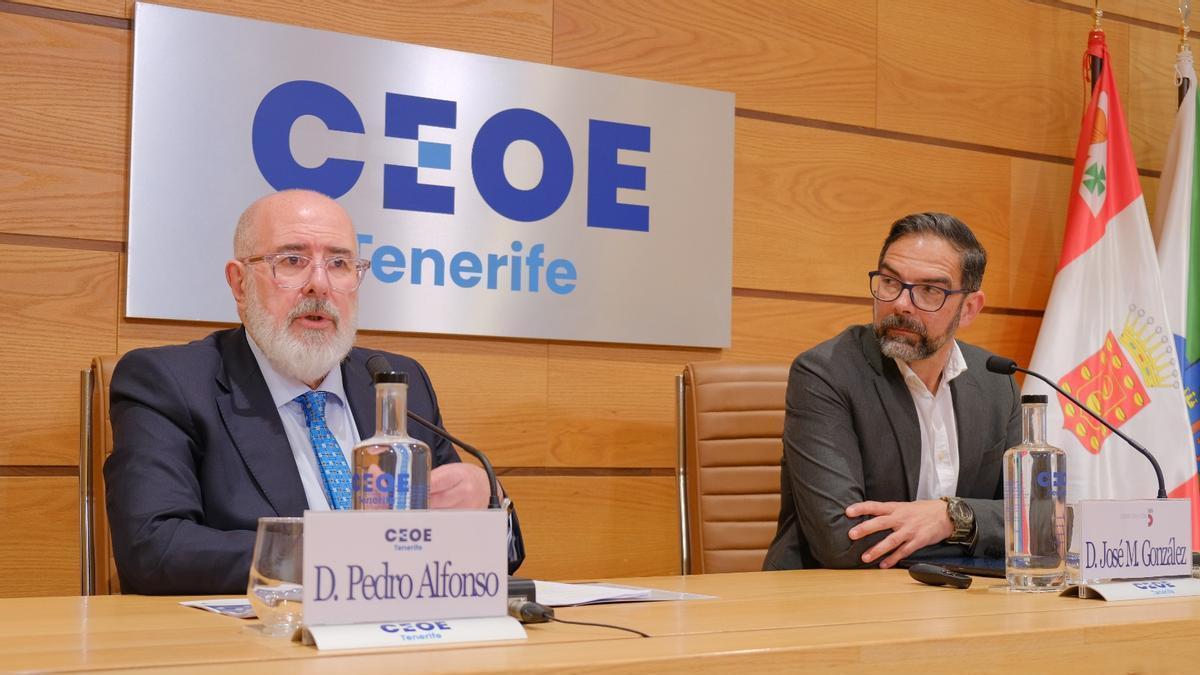 El presidente de CEOE-Tenerife, Pedro Alfonso, y el director de consultoría de Corporación 5, José Miguel González.
