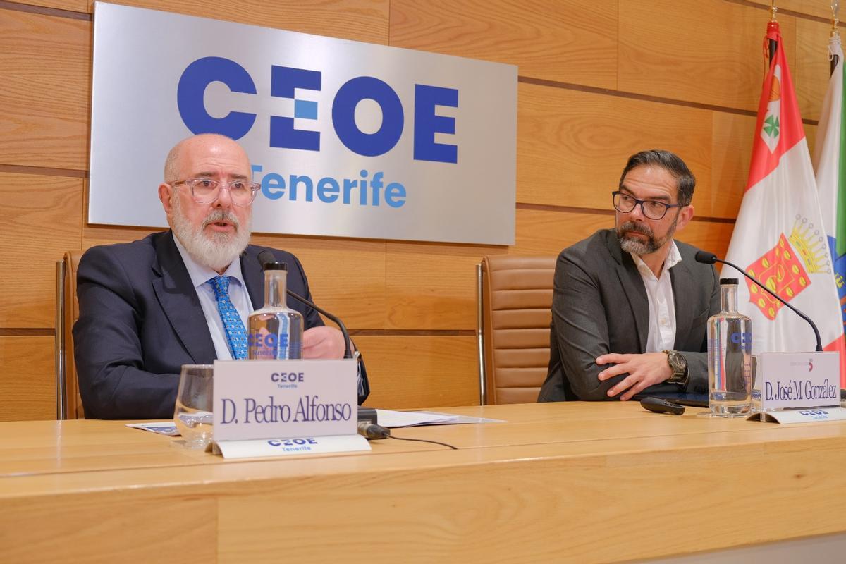 El presidente de CEOE-Tenerife, Pedro Alfonso, y el director de consultoría de Corporación 5, José Miguel González.