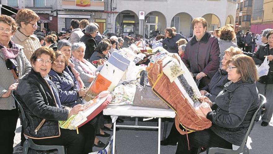 500 bolilleras plantan cara al viento y se dan cita en Moncofa