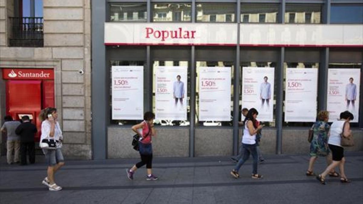 Oficina del Banco Popular, en Madrid, junto a otra del Santander