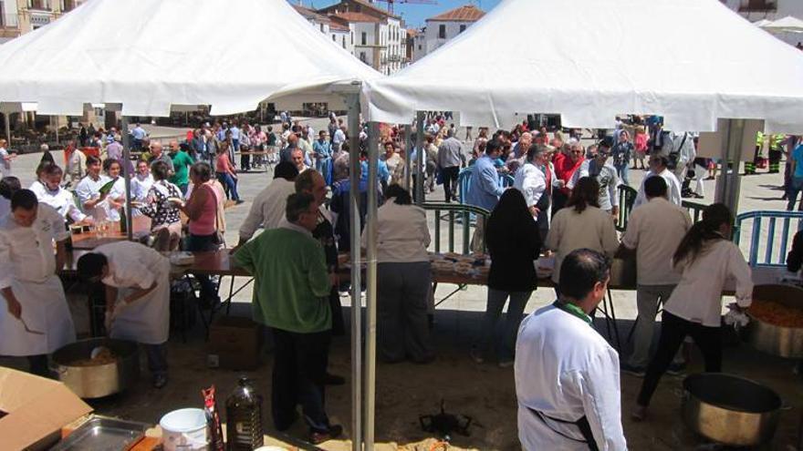 Las migas y el cava extremeño &#039;riegan&#039; la plaza Mayor de Cáceres