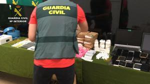 Un agente de la Guardia Civil con el material incautado, entre este, la droga ’Pantera Rosa’