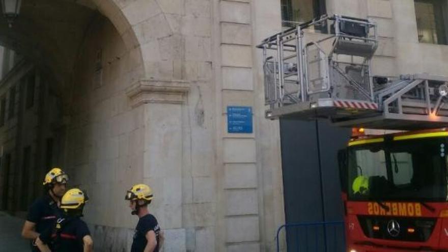 Caen cascotes de la fachada del Ayuntamiento de Alicante a causa del viento