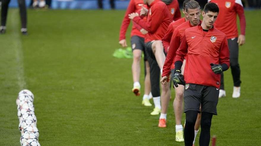 Los jugadores del Atlético de Madrid, ayer en el entrenamiento en Stamford Bridge. // Facundo Arrizabalaga