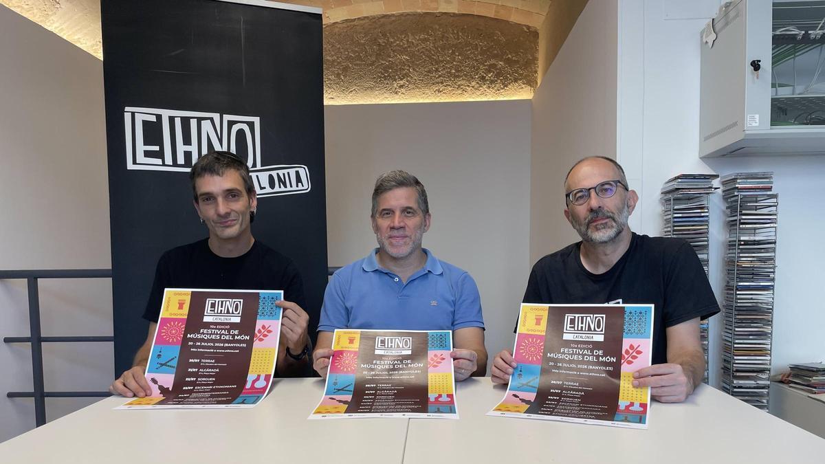 Christian Betanzos, coordinador de l'Ethno Catalonia; Miquel Cuenca, regidor de Cultura, patrimoni cultural i festes; i Rafel Juanola, president de Joventuts Musicals de Banyoles.
