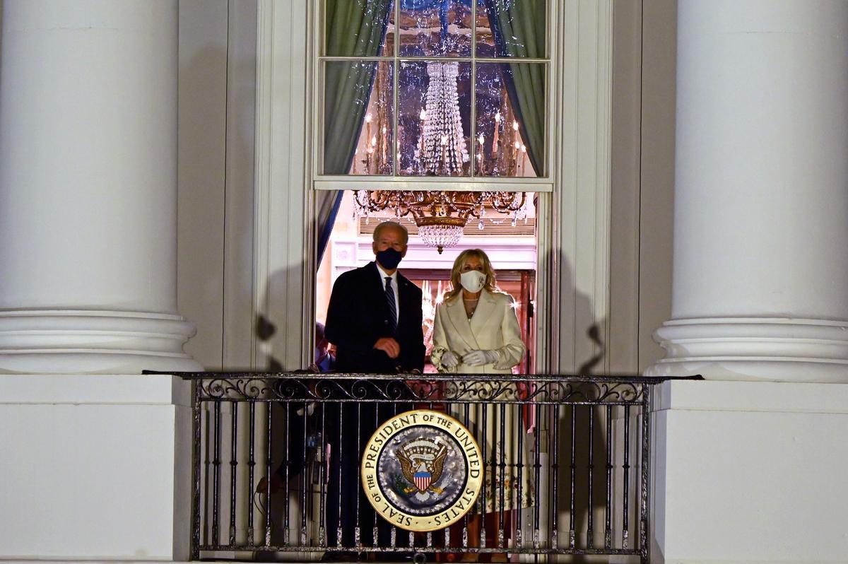 Joe y Jill Biden, en un balcón de la Casa Blanca.