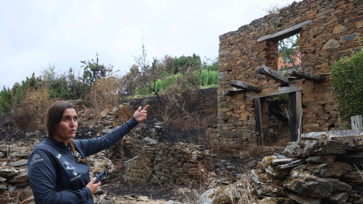 Una vecina enseña las consecuencias de los incendios en Ibias del pasado verano.