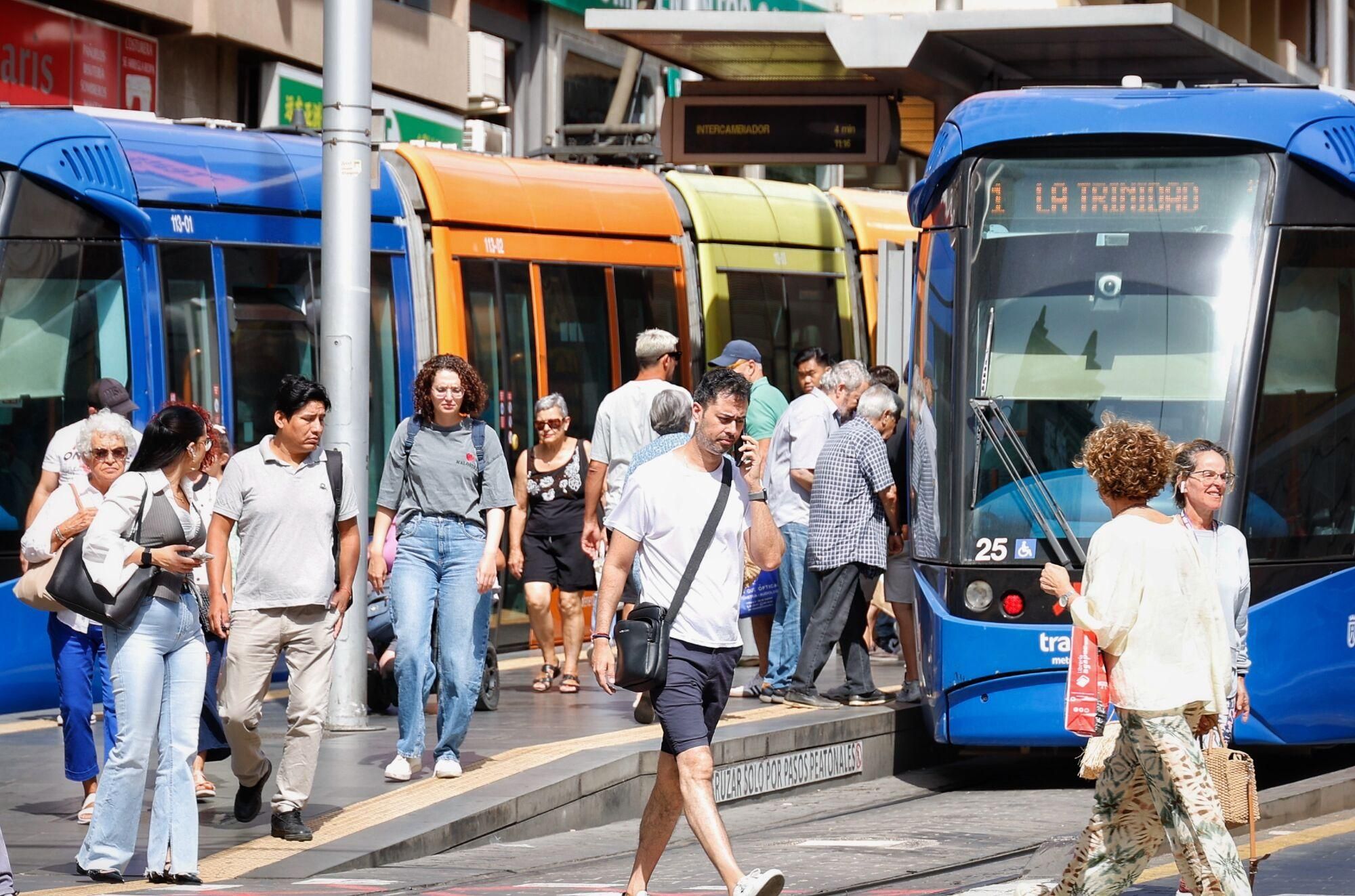 Colas en las paradas del tranvía en Tenerife