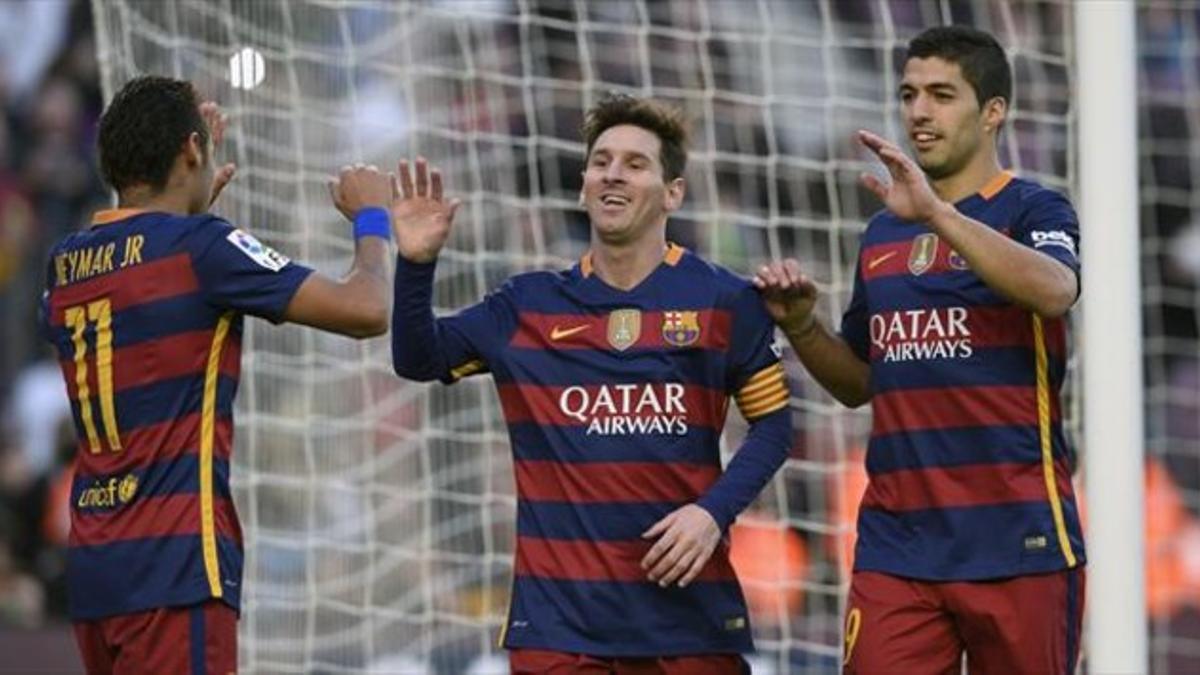 Messi (centro) celebra uno de sus goles al Granada con Neymar y Luis Suárez, ayer en el Camp Nou.