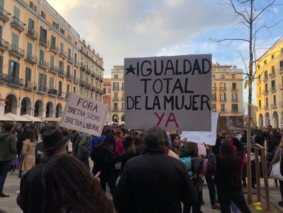 Multitudinària manifestació feminista a Girona