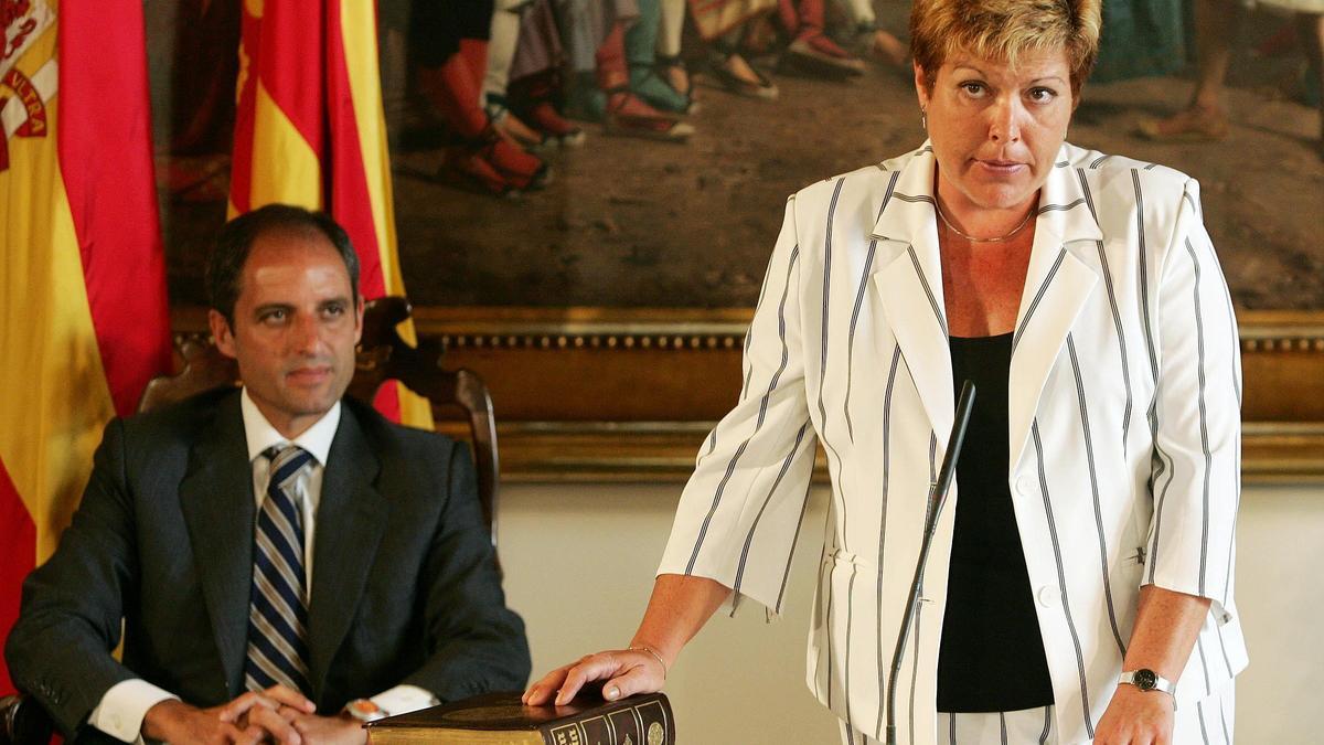 Milagrosa Martínez, jura su cargo como consellera de Turismo ante la atenta mirada del presidente de la Generalitat, Francisco Camps, el 27 de diciembre de 2004.