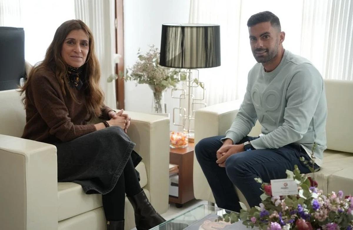 Ángel Pajuelo, junto a la alcaldesa, Ana Belén Fernández.