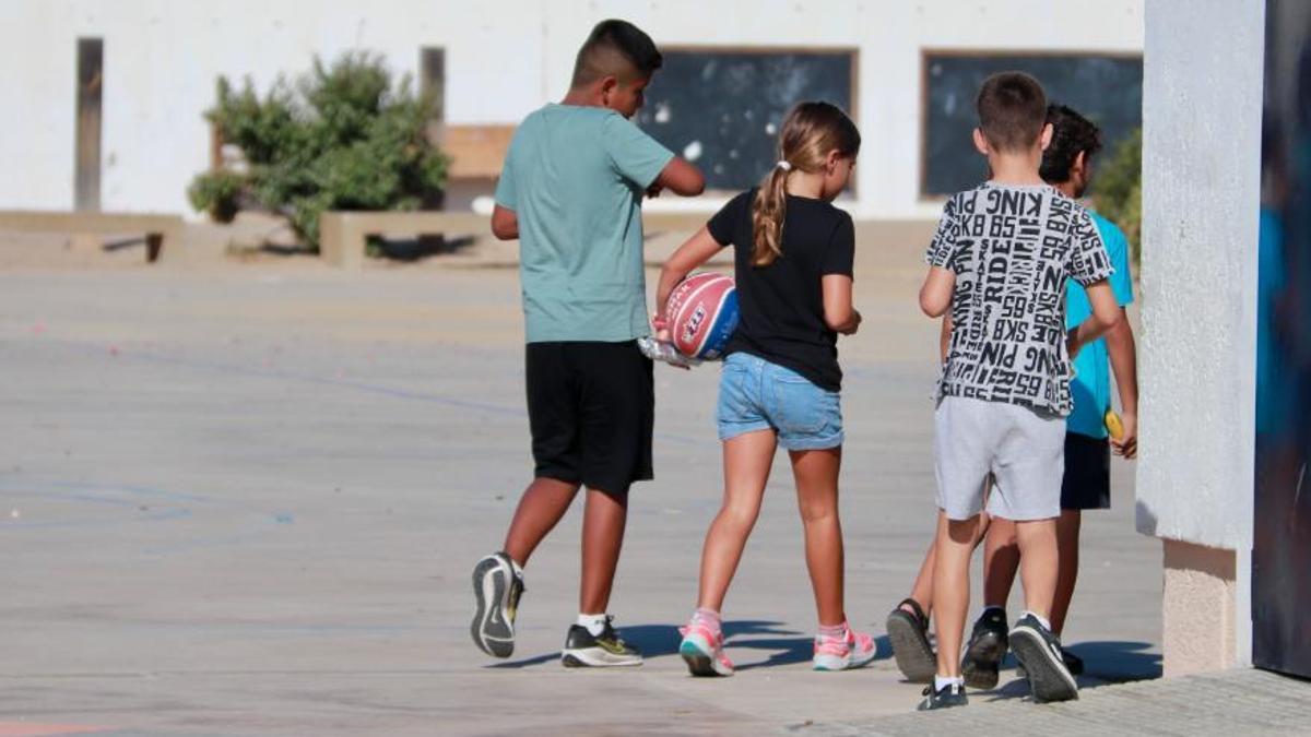 Infants jugant al pati d’una escola