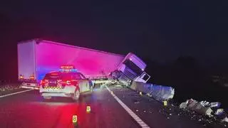 Muere un conductor al caer al vacío desde el viaducto de la A-52 en Melón cuando su camión hizo la tijera