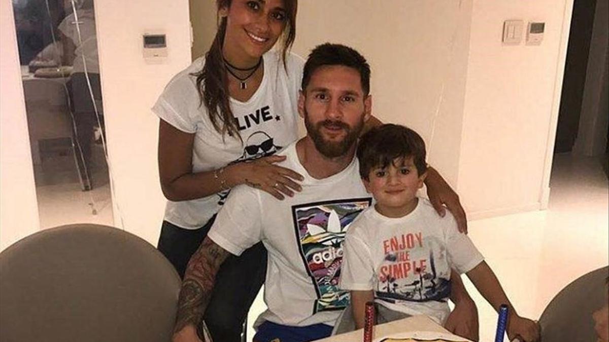 Messi sopla las velas de su 32º cumpleaños rodeado de  su familia