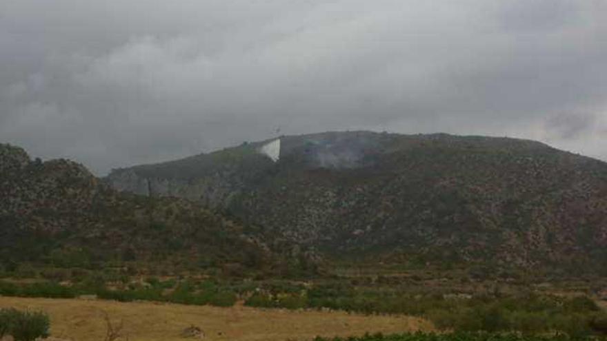 Dos rayos provocan dos incendios en la zona de Andilla que se salvó del fuego