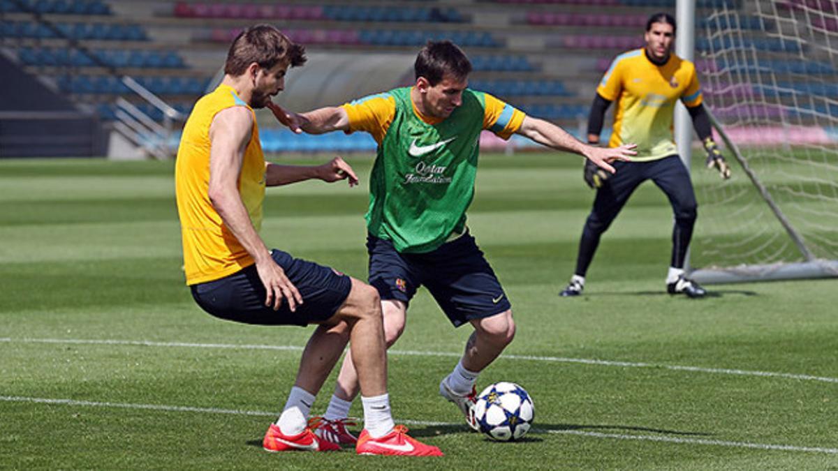 Piqué, Messi y Pinto, durante el último entrenamiento en Barcelona antes de viajar a Múnich