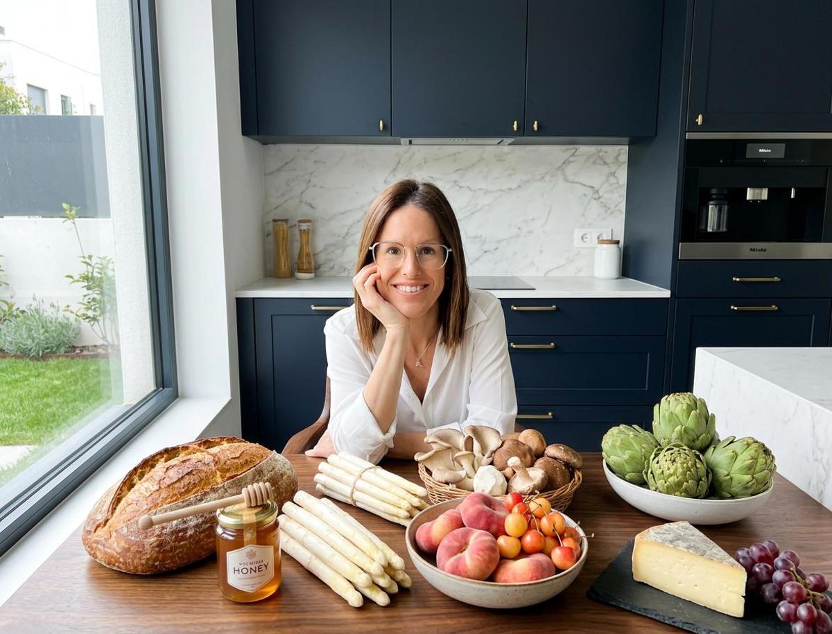 Bàrbara Munar davant d'aliments que recomana i que es poden trobar a la dieta eivissenca.