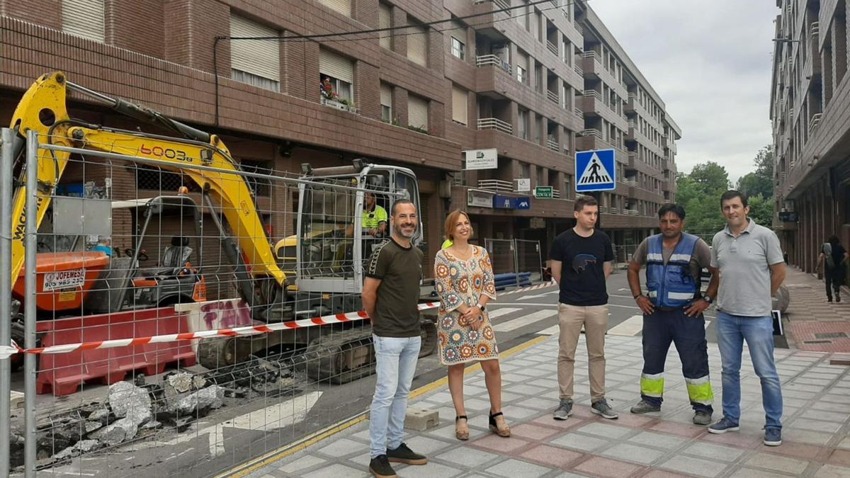 Por la izquierda, Ángel García y Susana Madera, con los técnicos Juan Antonio Freije, Álvaro Fernández y Juan José Seijas, en la calle La Isla. | L. Palacios