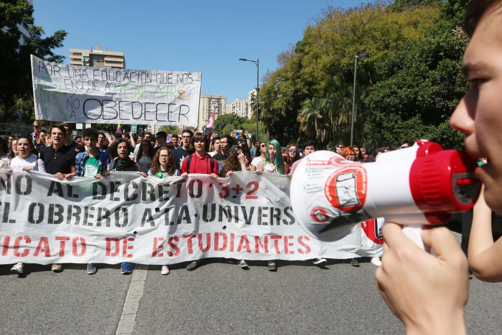 En la segunda de las dos jornadas de huelga, los jóvenes de la capital protagonizan una marcha hasta el Rectorado