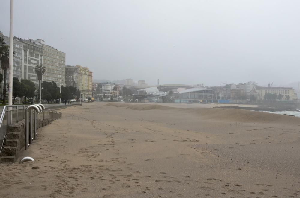 El paseo, cortado al tráfico tras llegar las olas a la carretera