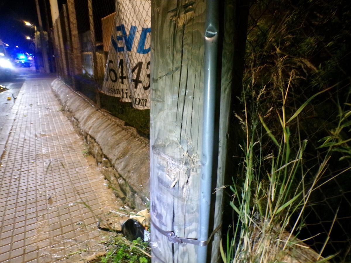 Señales del impacto en el poste de madera.