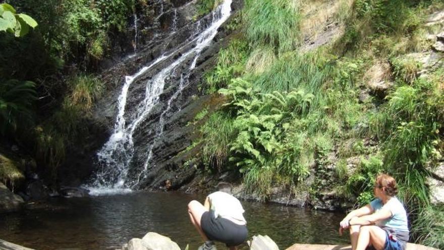 Ruta A Seimeira, en Santalla, una fuente de belleza natural