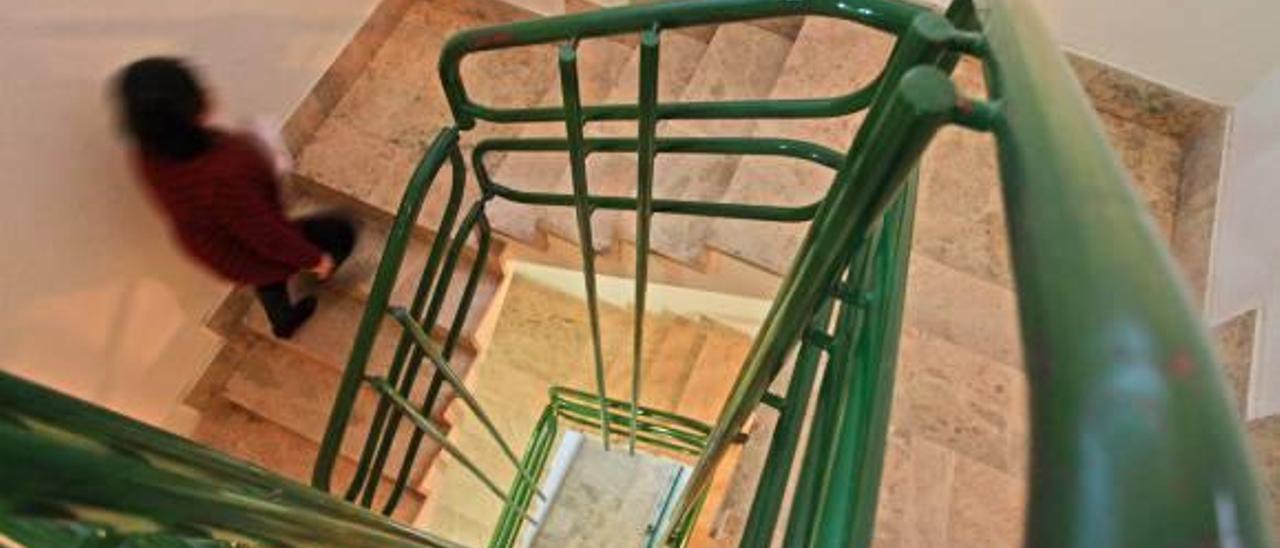 El único acceso a la Fiscalía de Alcoy se tiene que realizar a través de una escalera.