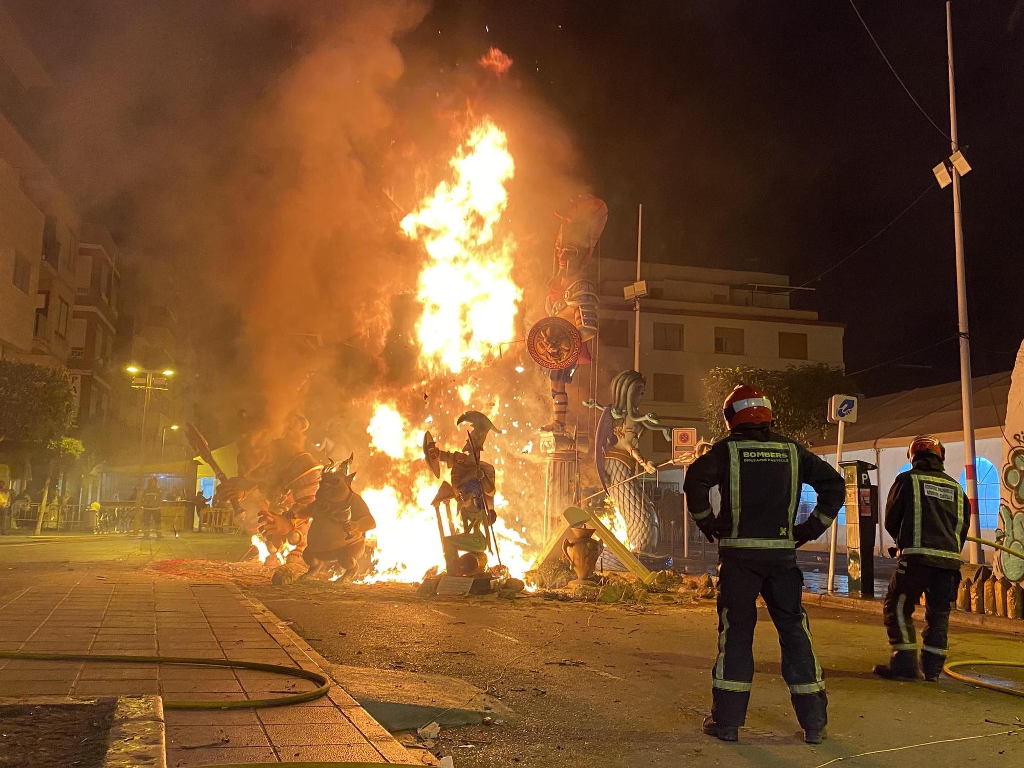 Galería I Fallas 2024: Así fue la &#039;cremà&#039; de Mercat Vell, la falla ganadora de Benicarló