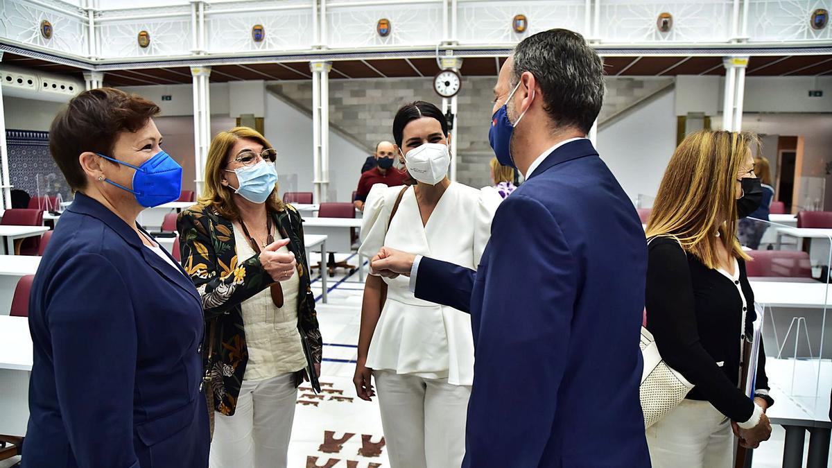 Inmaculada Lardín, Mabel Campuzano, Miriam Guardiola y Javier Celdrán, momentos antes del pleno de la Asamblea de ayer. |  IVÁN URQUÍZAR