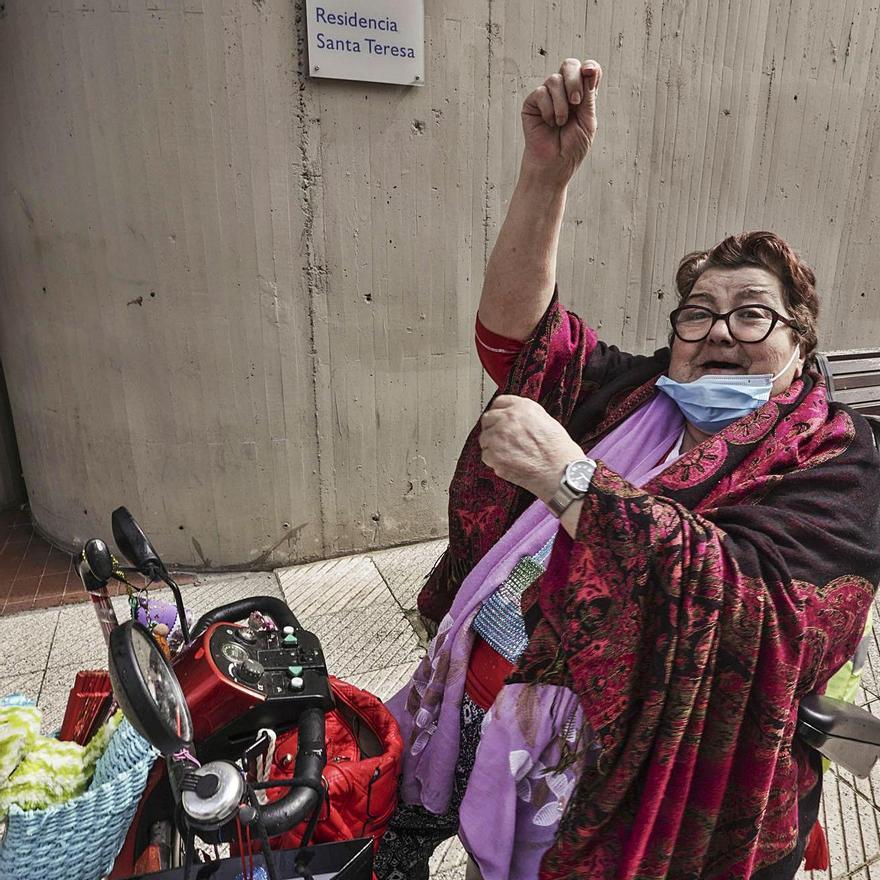 Consuelo Fernández, llegando al geriátrico Santa Teresa en su scooter, tras una mañana de compras.