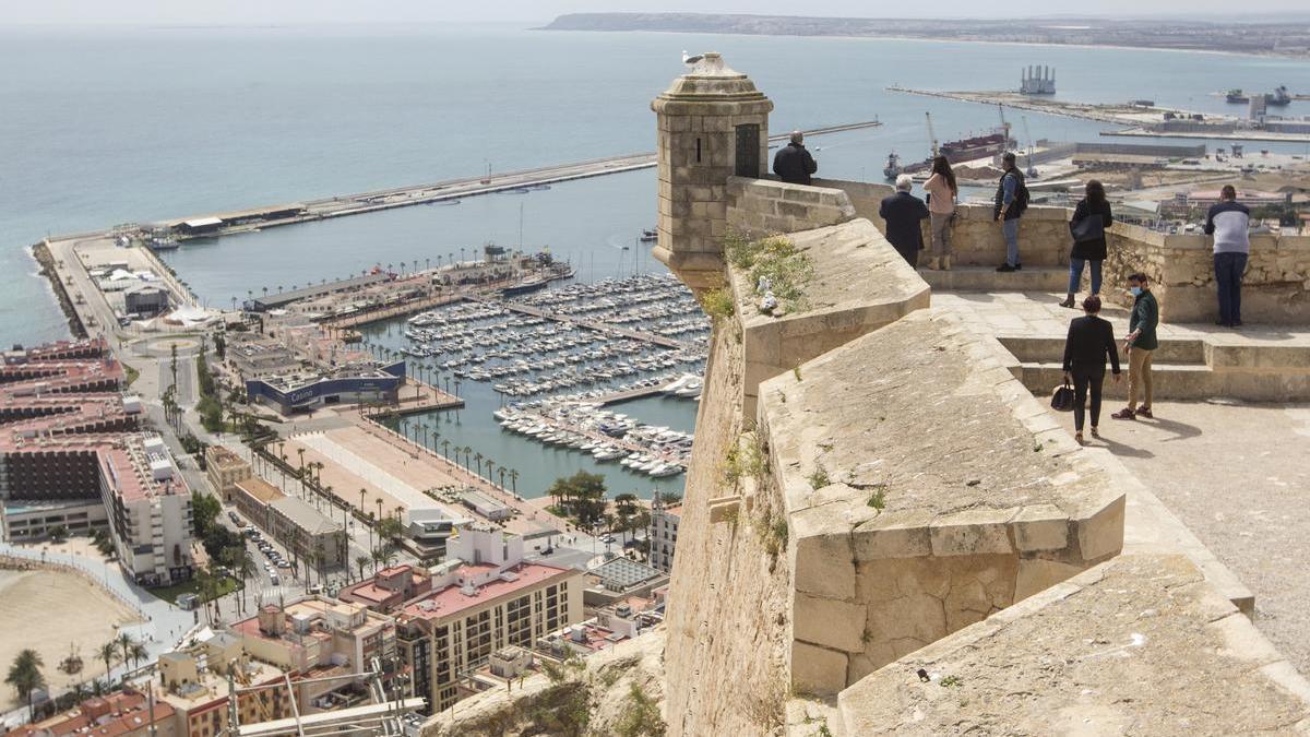 Imagen del castillo de Santa Bárbara, que este año ha batido su récord de visitantes tras la externalización de la gestión