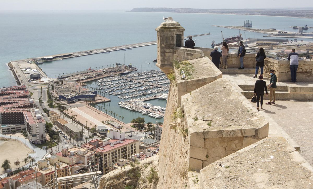 Imagen del castillo de Santa Bárbara, que este año ha batido su récord de visitantes tras la externalización de la gestión