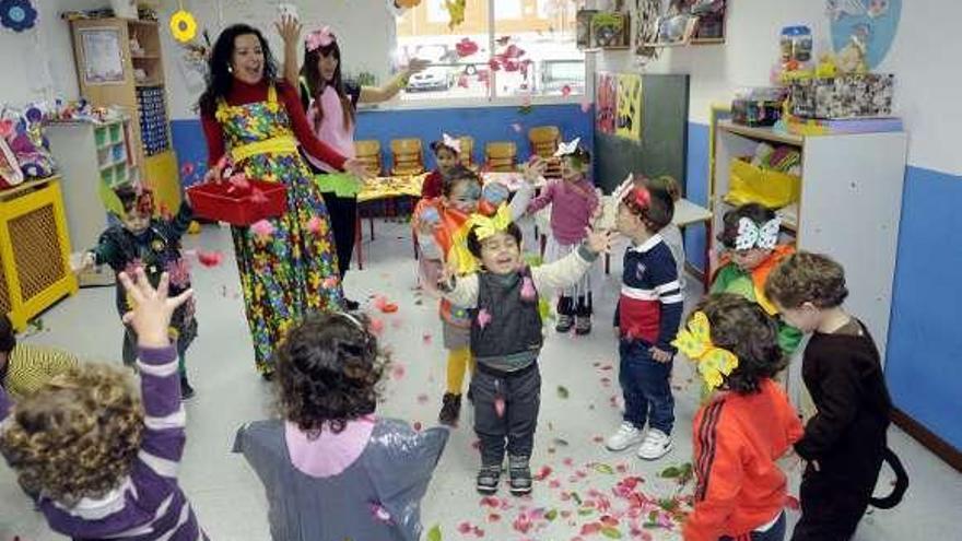 Los niños de la Escola Infantil celebran la primavera con una colorista  fiesta de disfraces - Faro de Vigo