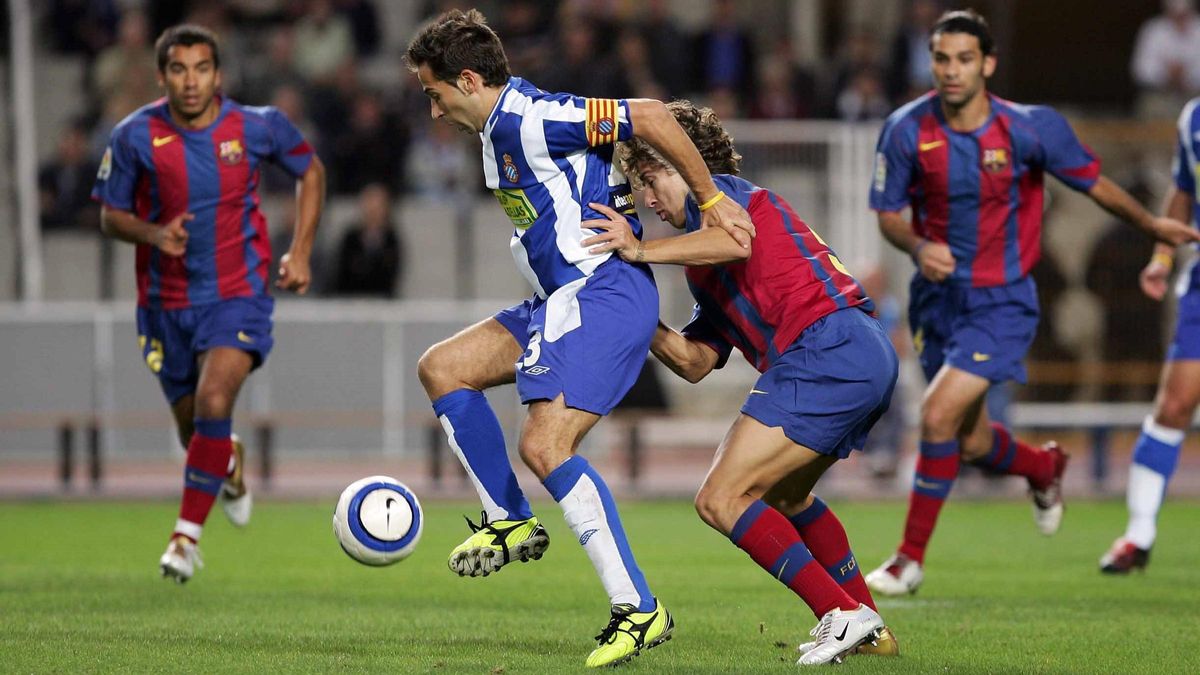 Tamudo, presionado por Puyol, en el derbi del 16 de octubre de 2004 en Montjuïc.