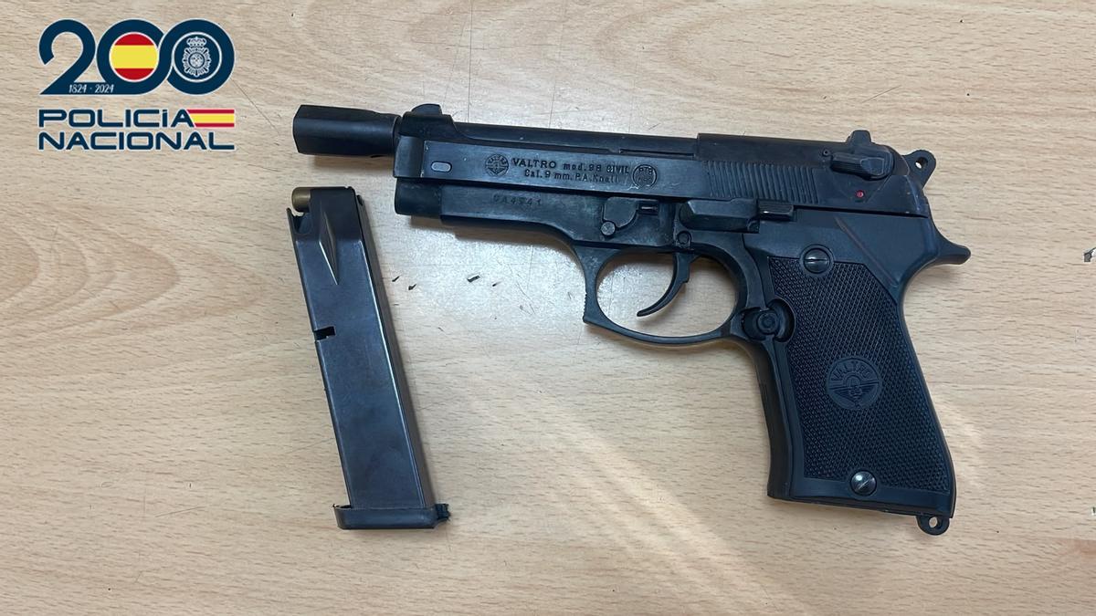Arma intervenida por la Policía Nacional al atracador de una peluquería en Telde